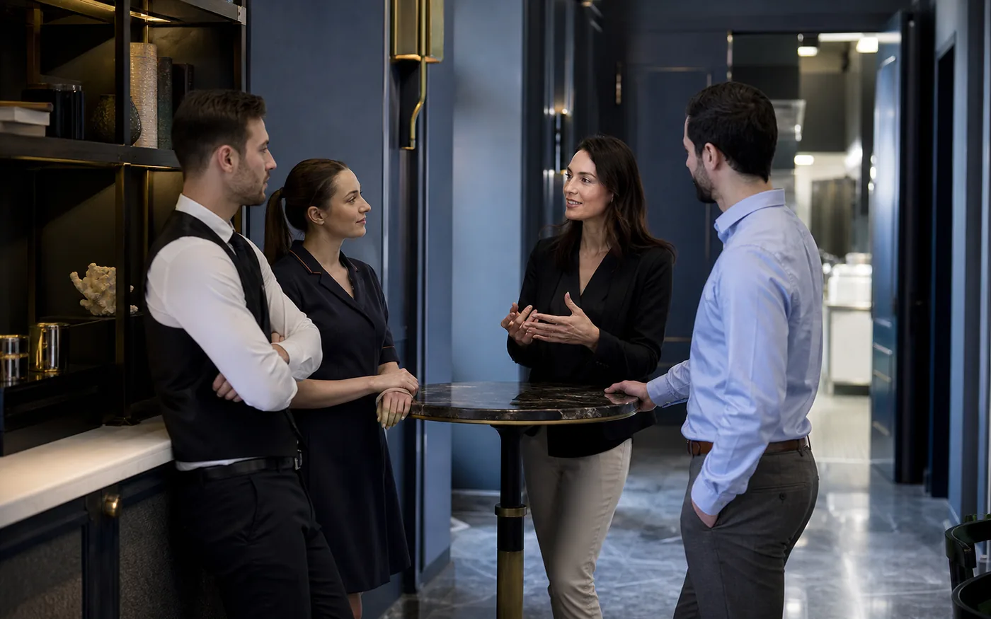 Bizalmas munkahelyi jólléti beszélgetés egy elegáns szállodai dolgozói térben